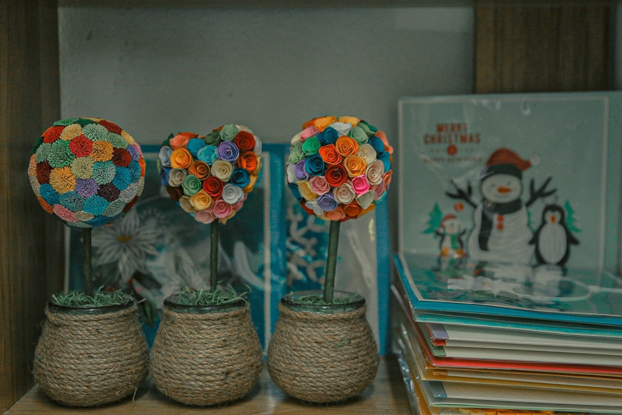 Năm nay, nhiều mẫu mã đa dạng được chị làm như danh lam thắng cảnh, Cầu Rồng... với nhiều màu sắc rực rỡ, đẹp mắt.