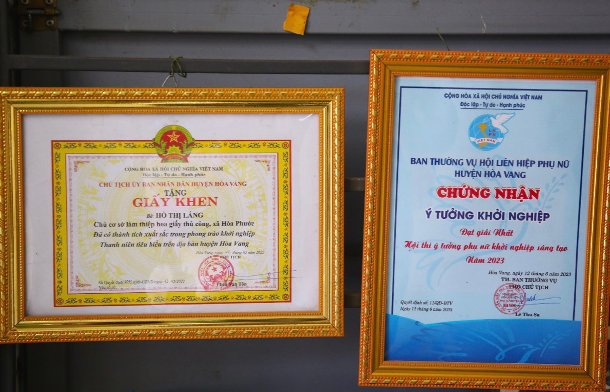 Dù bị khiếm khuyết về cơ thể nhưng chị Láng vẫn cố gắng, vươn lên trong cuộc sống. Nhận được nhiều giấy khen về ý tưởng khởi nghiệp từ chính quyền địa phương, cơ sở làm tranh giấy xoắn thủ công của chị đang phát triển tốt và nhận được sự yêu mến từ mọi người.