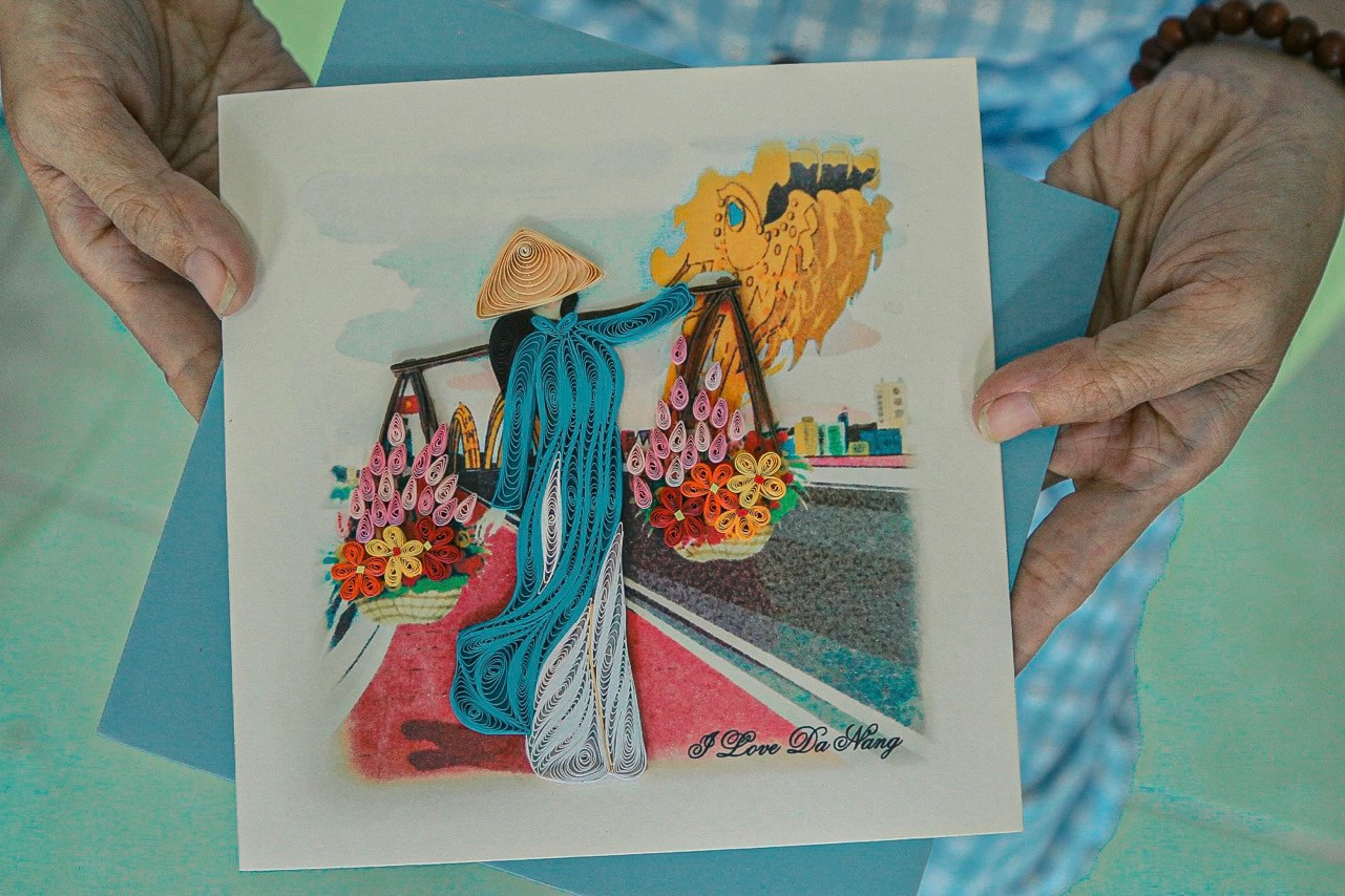 Năm nay, nhiều mẫu mã đa dạng được chị làm như danh lam thắng cảnh, Cầu Rồng... với nhiều màu sắc rực rỡ, đẹp mắt.