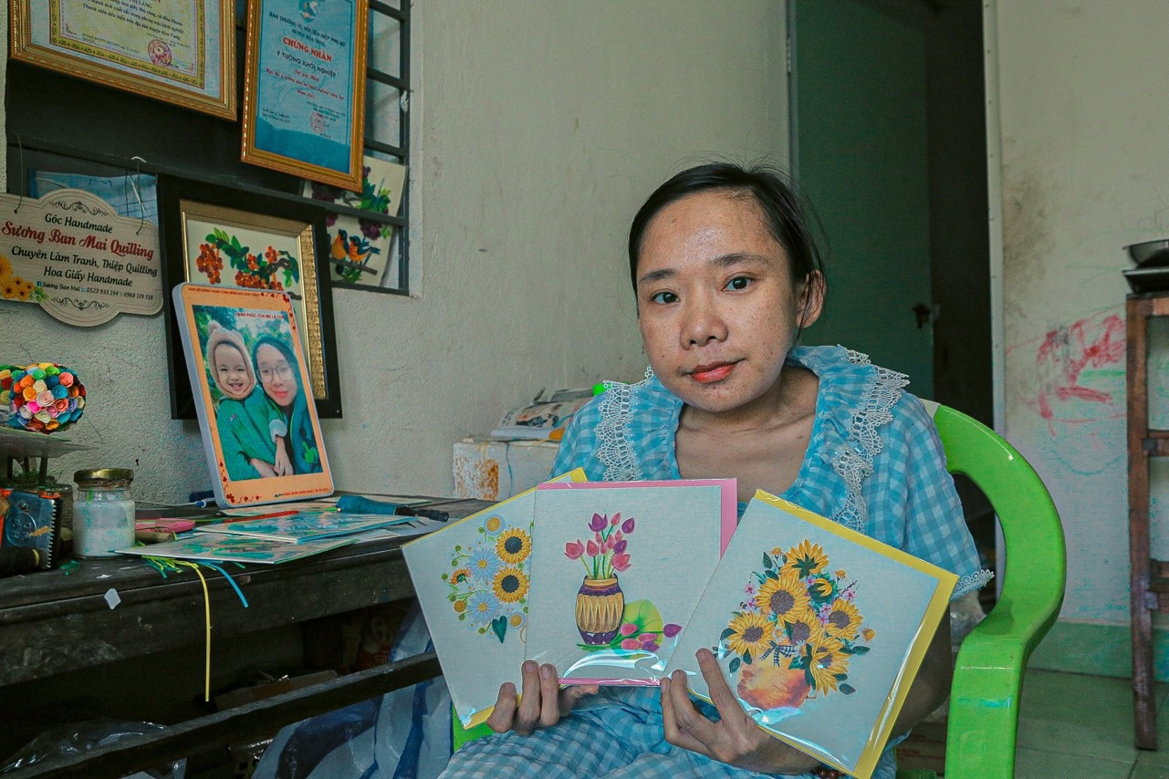 Mỗi bức tranh Tết có giá 60.000 đồng/bức và sẽ làm tùy theo yêu cầu, sở thích của khách hàng.