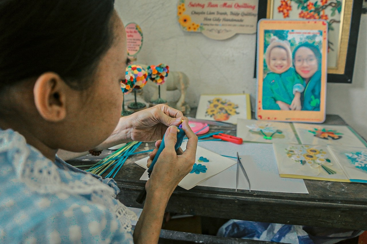 Biết được nghị lực và cố gắng của "cô gái tí hon", nhiều người đã đặt hàng chị Láng làm tranh từ sớm. Chị Láng cho biết: Để có một bức tranh đẹp, các công đoạn tạo hình cho cuộn giấy là quan trọng nhất, cần sự tập trung, tỉ mỉ và khéo léo.