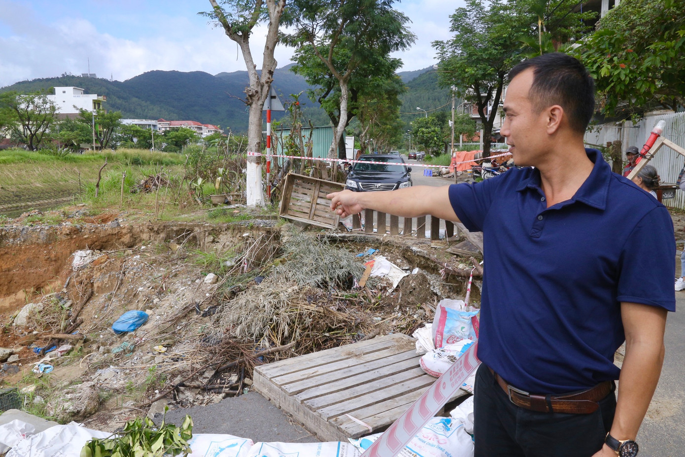 Anh Lê Hữu Hùng, người dân sống cạnh bờ kè cho biết: “Đợt mưa lũ mới đây làm bờ kè này sạt lở, sụt lún nghiêm trọng hơn. Người dân quanh đây đã phản ánh nhiều lần mong sớm khắc phục để thuận lợi cho việc đi lại nhưng đến nay vẫn chưa được xử lý. Chúng tôi đã rào chắn tạm bợ nhưng vẫn rất nguy hiểm khi đi qua đoạn đường này vào ban đêm”.