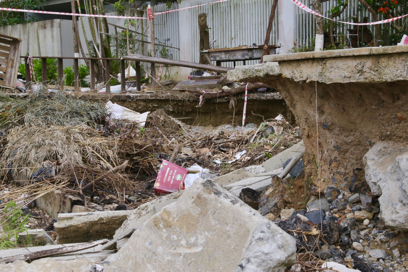 Vị trí sạt lở ngày càng ăn sâu vào tuyến đường dân sinh.