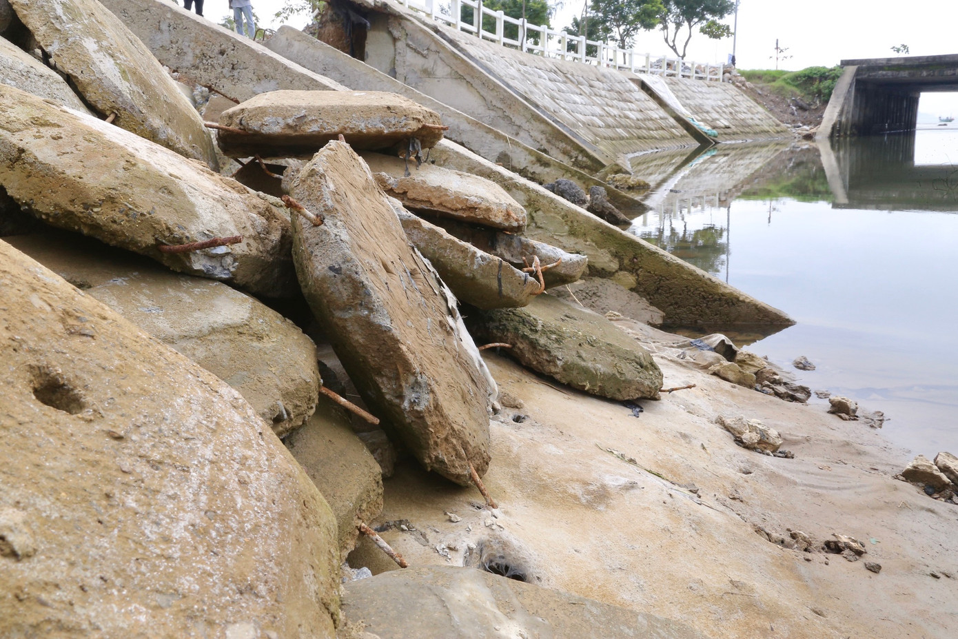 Ghi nhận của Tiền Phong, điểm sạt lở dài hàng chục mét, đất đá ngổn ngang. Vị trí sạt lở ngày càng ăn sâu vào tuyến đường, nhiều mảng bê tông nằm nham nhở.