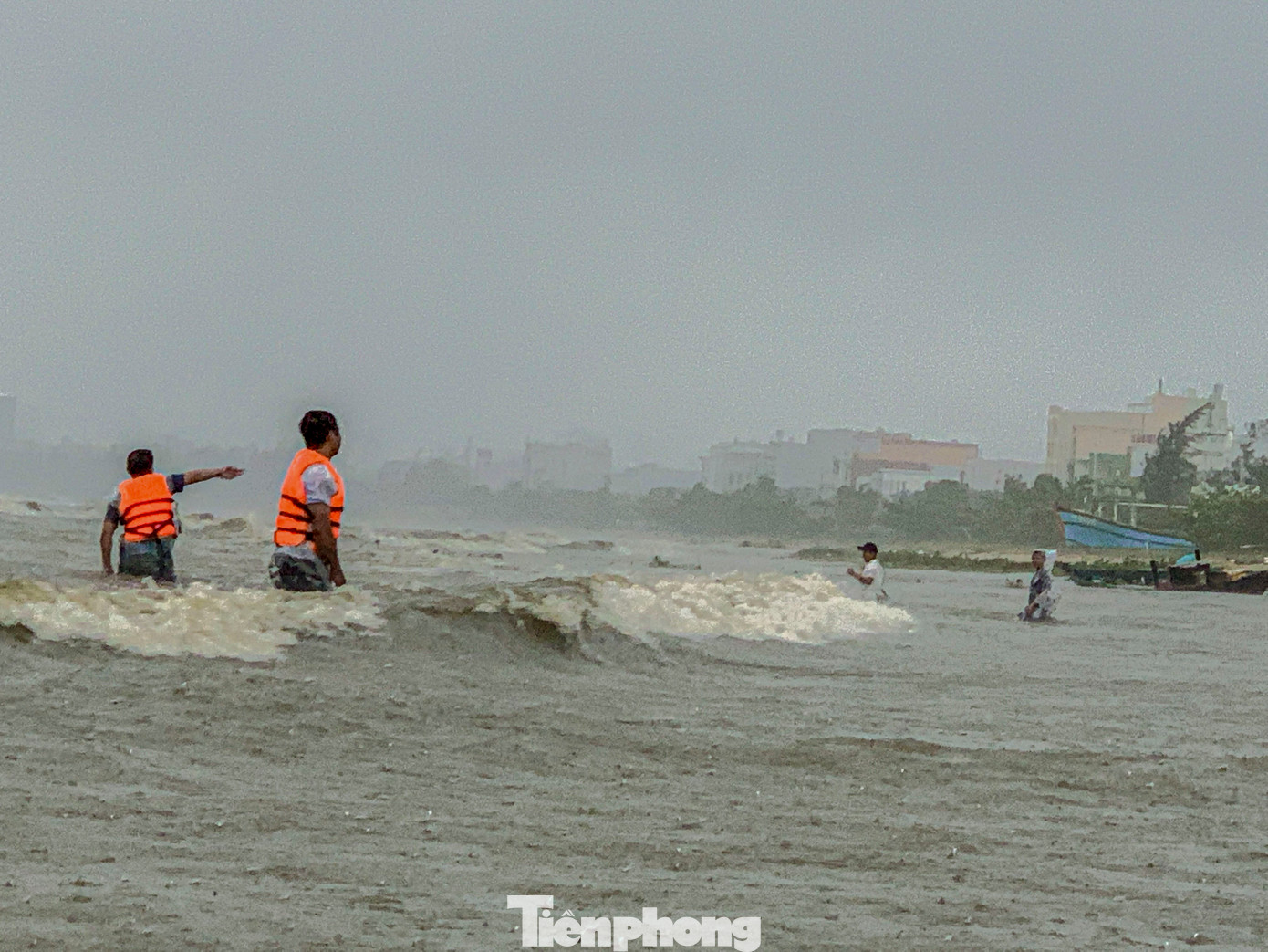 Theo Đài Khí tượng Thủy văn khu vực Trung Trung Bộ, các tỉnh từ Quảng Bình đến Quảng Ngãi từ sáng 5/11 đến sáng 7/11 có mưa vừa, mưa to, có nơi mưa rất to. Tổng lượng mưa các tỉnh từ Quảng Bình đến Thừa Thiên Huế phổ biến 100-250mm, có nơi trên 350mm; các tỉnh, thành từ Đà Nẵng đến Quảng Ngãi phổ biến 100-250mm, có nơi trên 300mm, cần đề phòng có mưa cục bộ cường suất lớn.