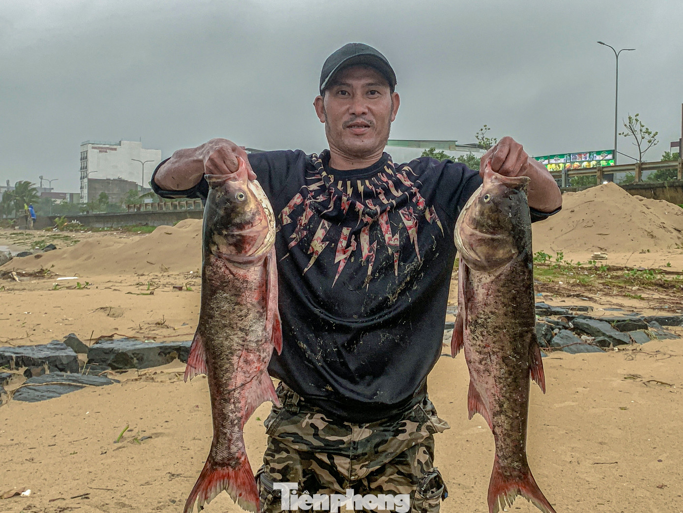Anh Trương Hùng (trú quận Thanh Khê) chia sẻ, những cơn mưa lớn là cơ hội tốt để bắt được cá lớn, vì cá nước ngọt từ ao, hồ thường theo dòng chảy qua cống đổ ra biển. "Hôm nay tôi may mắn bắt được 3 con cá mè nặng khoảng 7-8kg. Số cá này tôi bán ngay tại chỗ, kiếm được gần triệu đồng", anh Hùng vui vẻ cho biết.