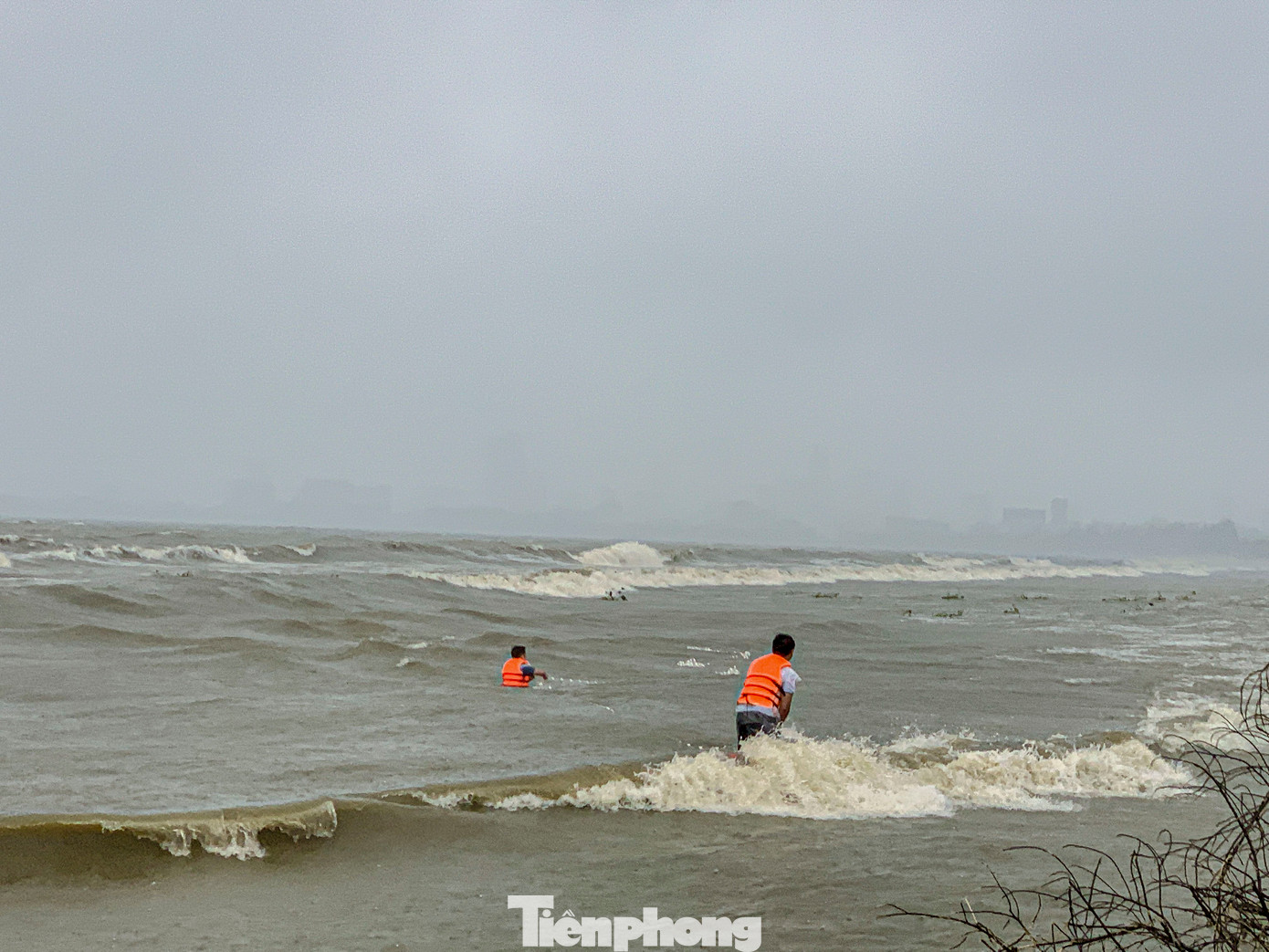 Nhiều người mặc áo phao đánh bắt cá để đảm bảo an toàn.