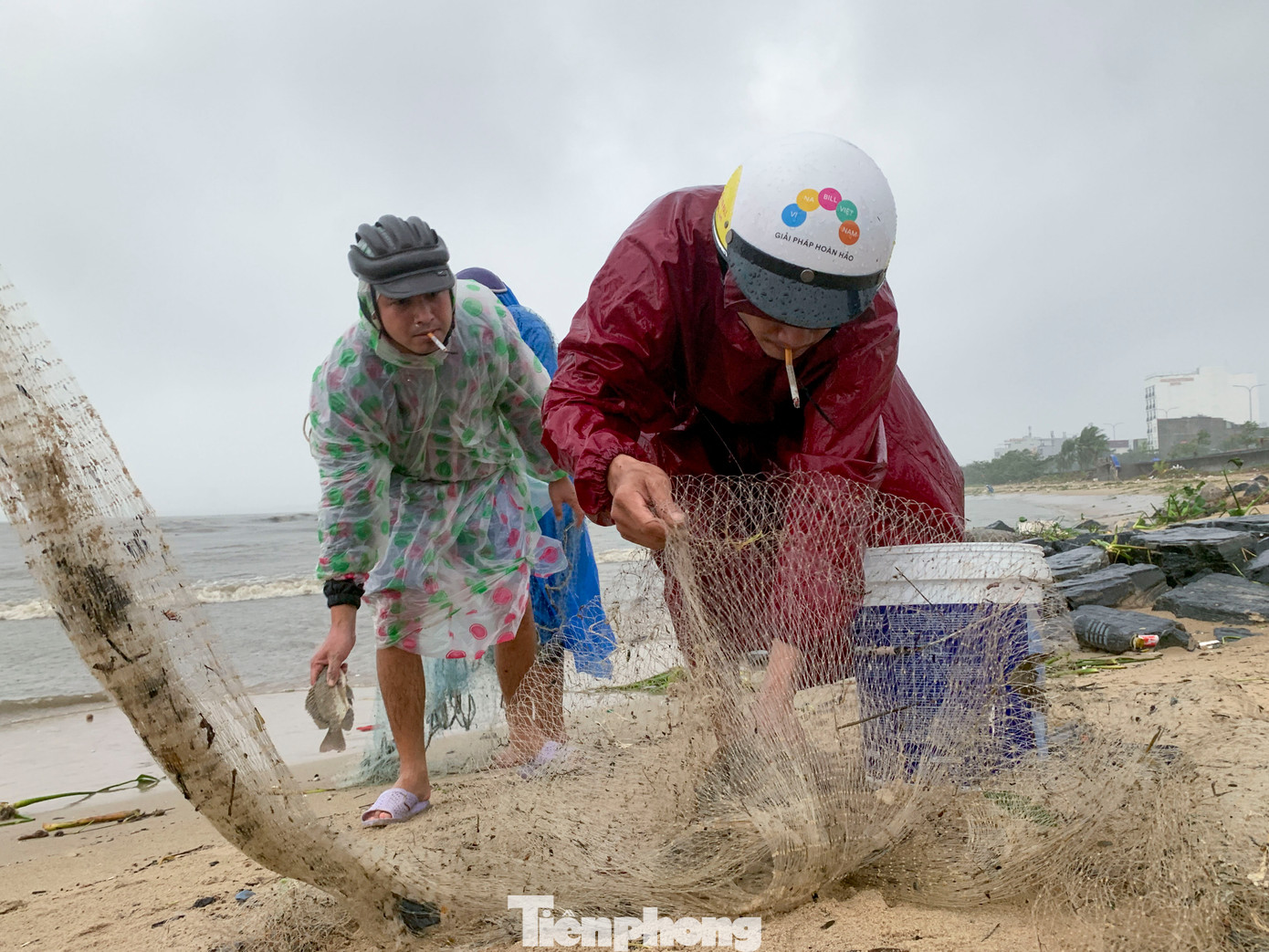 Nhiều người tranh thủ đánh bắt để kiếm thêm thu nhập bất chấp mưa to, nước lớn.