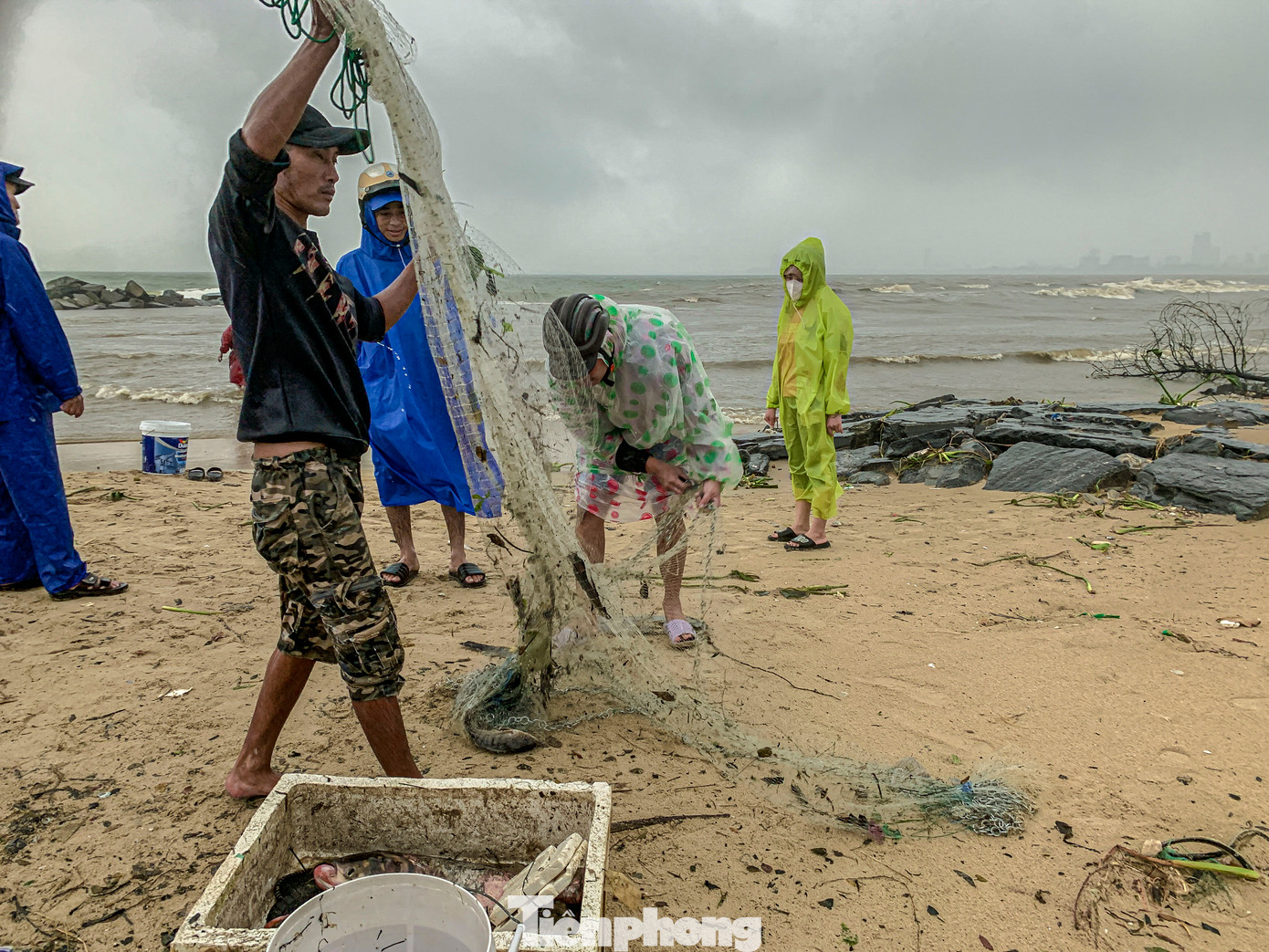 Nhiều người tranh thủ đánh bắt để kiếm thêm thu nhập bất chấp mưa to, nước lớn.