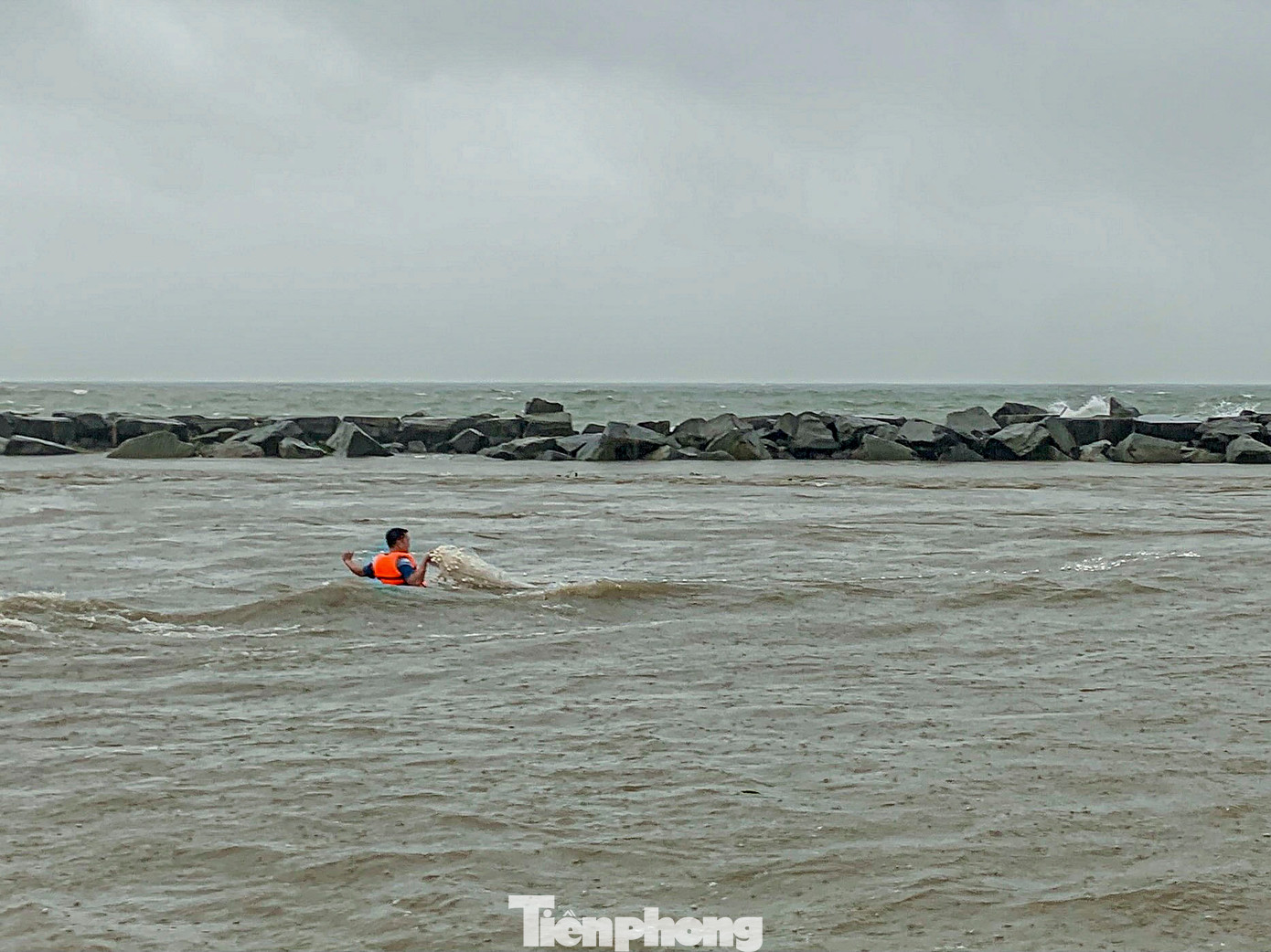 Một số người còn liều mình lội ra vùng nước sâu để thả lưới.