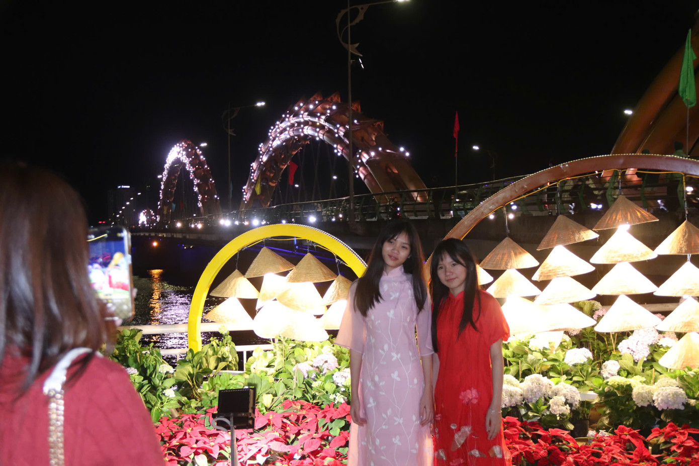 Tại đường hoa tết Đà Nẵng, tấp nập người đi du xuân, checkin, hân hoan, cùng cầu mong cho năm mới an lành. Tại đường hoa tết Đà Nẵng, tấp nập người đi du xuân, checkin, hân hoan, cùng cầu mong cho năm mới an lành.