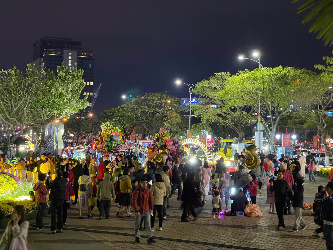 Dòng người đổ về hai bên bờ sông Hàn ngày càng đông. Dòng người đổ về hai bên bờ sông Hàn ngày càng đông.