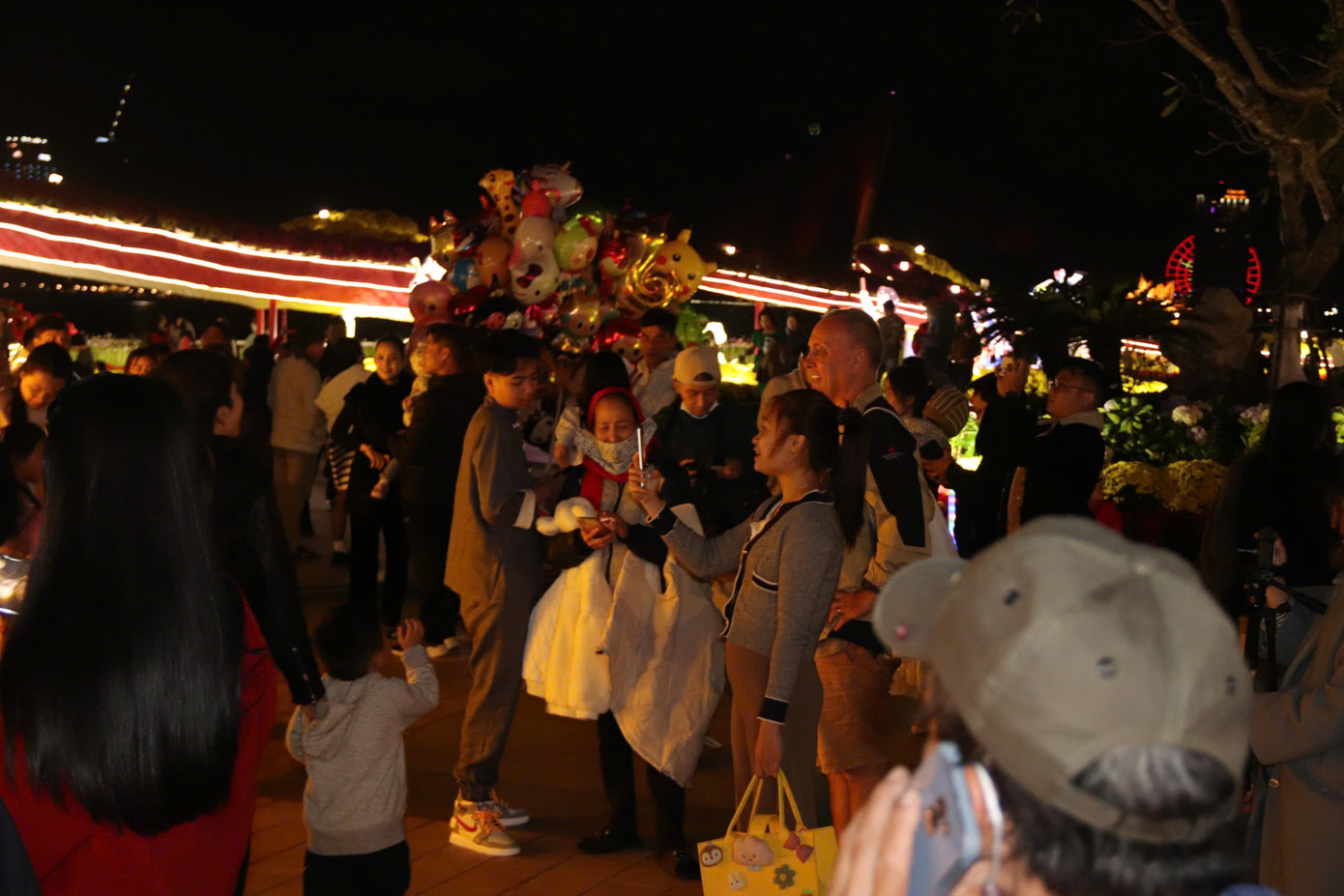 Dòng người đông nghịt trong đêm giao thừa. Dòng người đông nghịt trong đêm giao thừa.