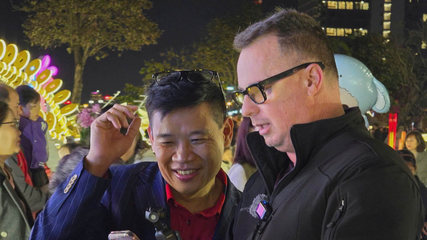 Nhiều khách nước ngoài đổ xuống đường vui chơi, ăn Tết cổ truyền của Việt Nam. Nhiều khách nước ngoài đổ xuống đường vui chơi, ăn Tết cổ truyền của Việt Nam.