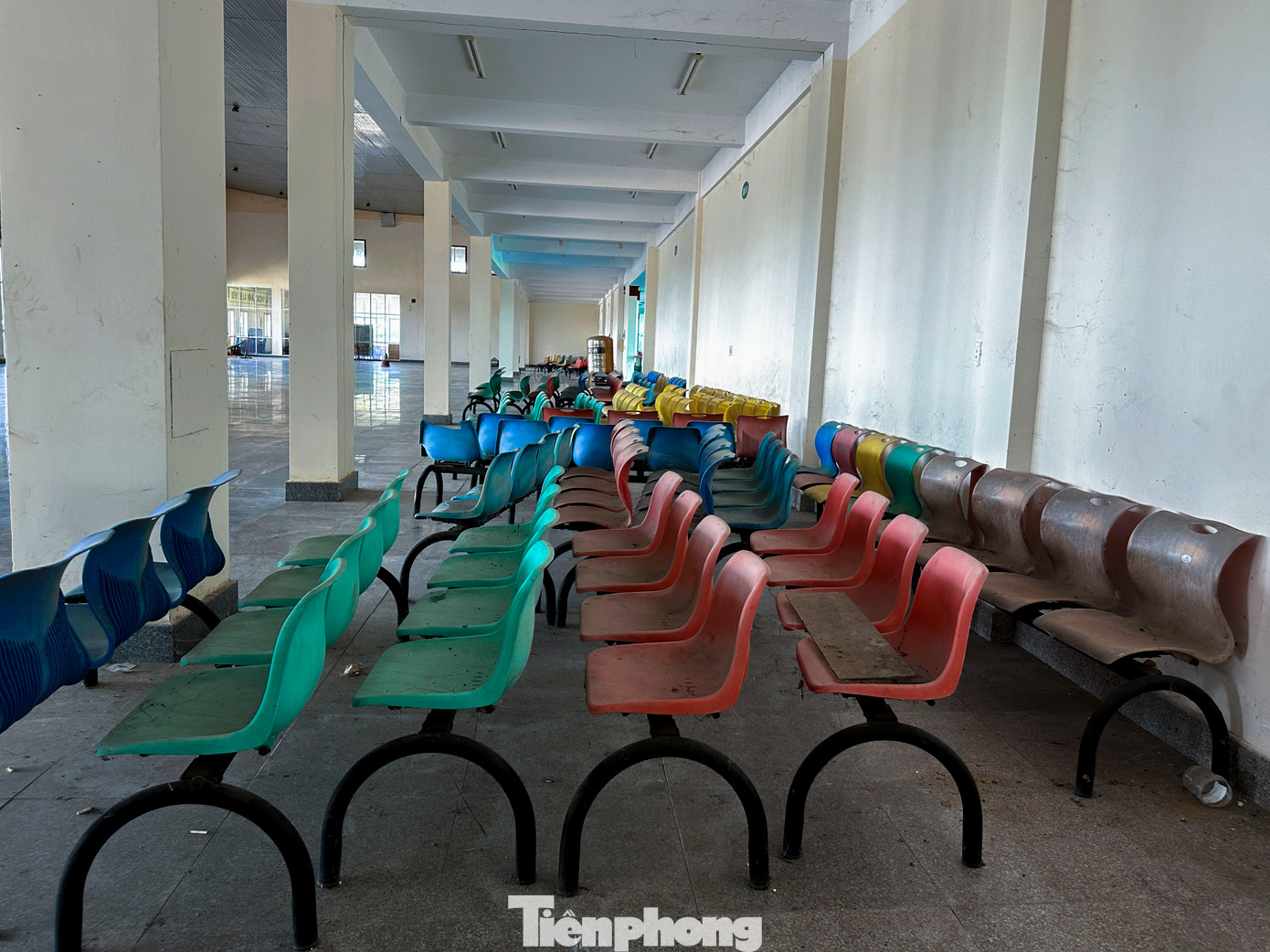 Bên trong bến xe xuống cấp sau thời gian dài đi vào hoạt động.