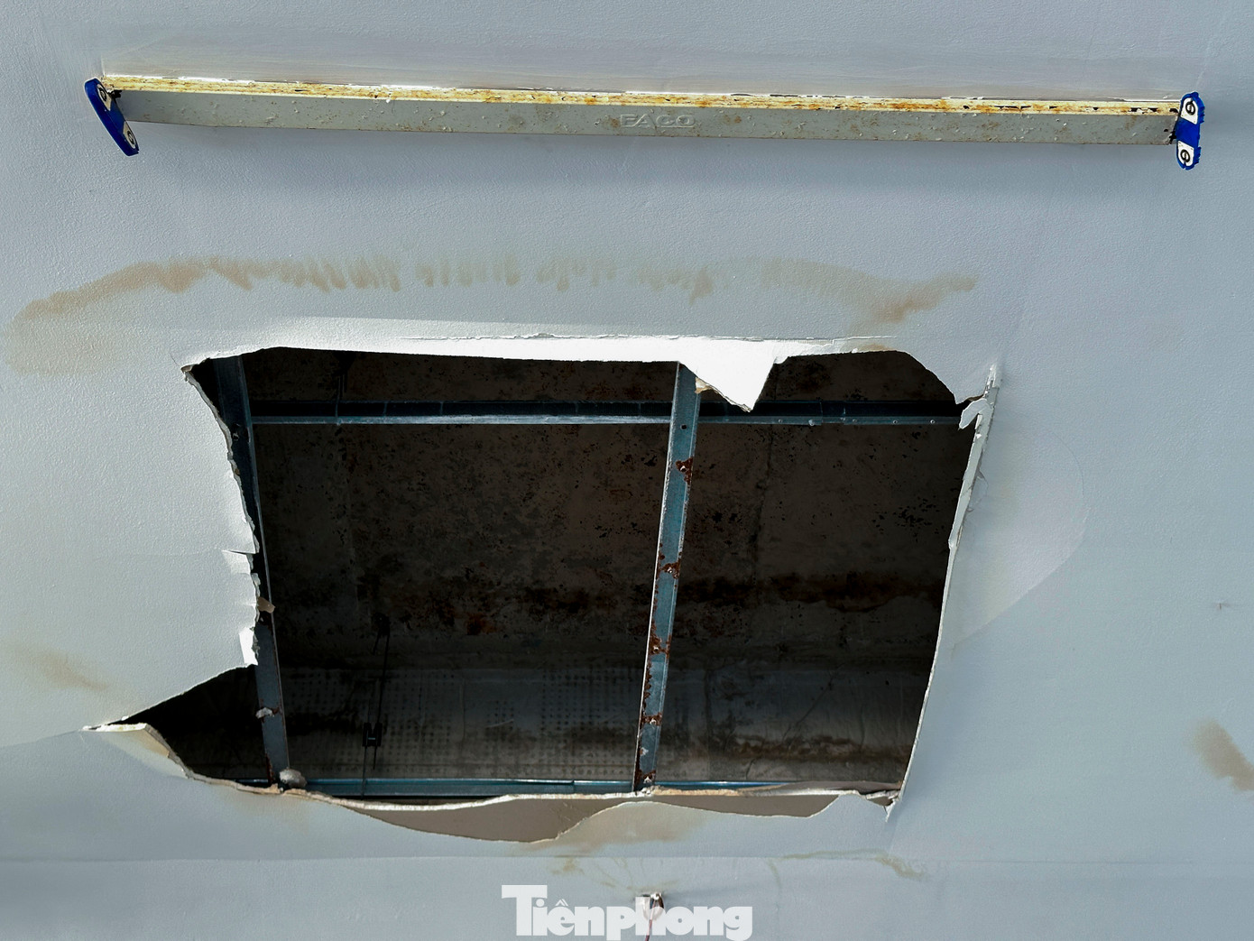 Bên trong bến xe xuống cấp sau thời gian dài đi vào hoạt động.