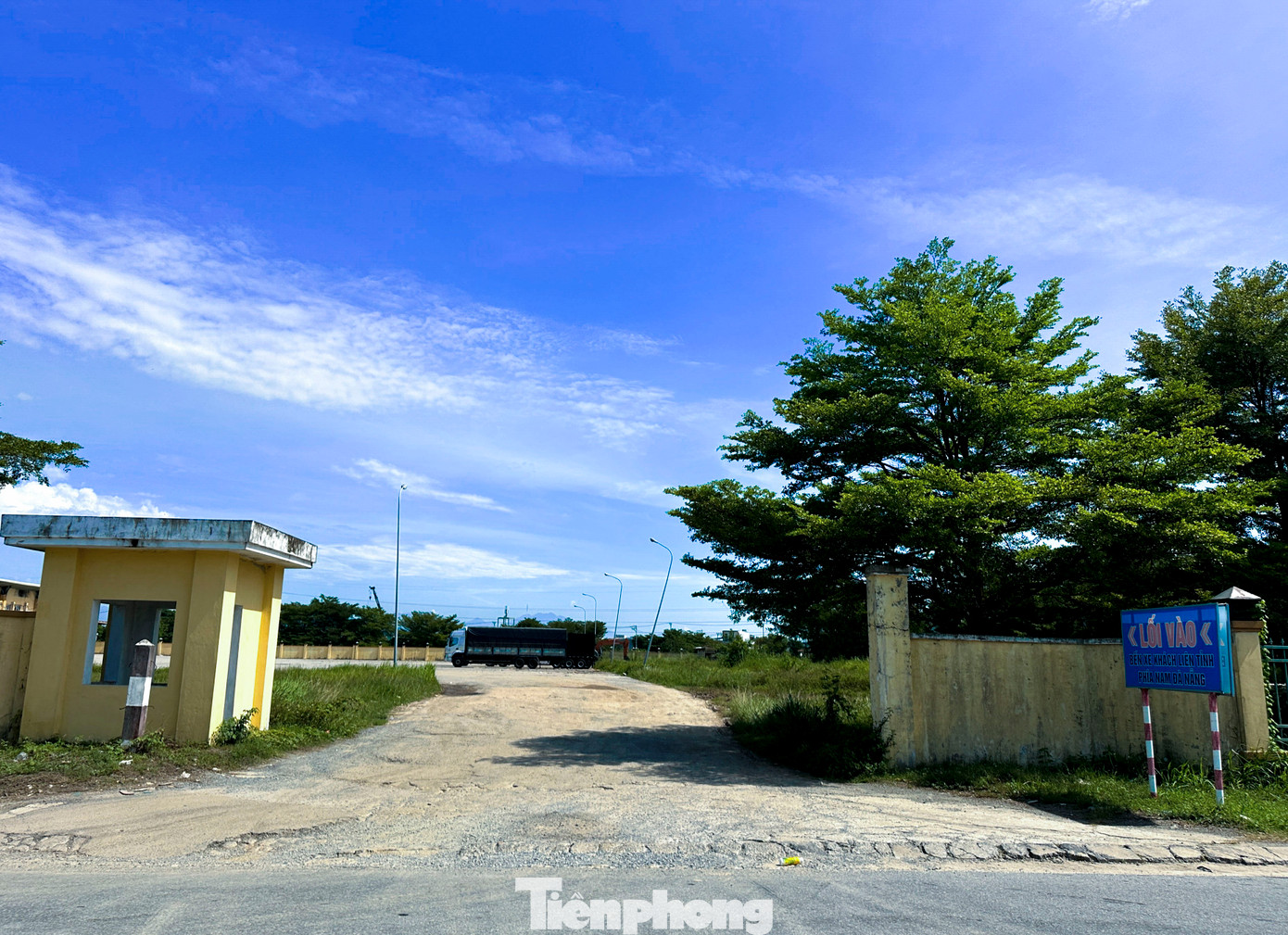 Bến xe phía Nam Đà Nẵng (còn gọi là Bến xe Đức Long) nằm trên địa bàn xã Hòa Phước, huyện Hòa Vang, cách trung tâm thành phố khoảng 13 km. Công trình được khánh thành và đưa vào khai thác từ tháng 9/2012 với tổng vốn đầu tư gần 130 tỉ đồng, theo chuẩn bến xe loại 1.