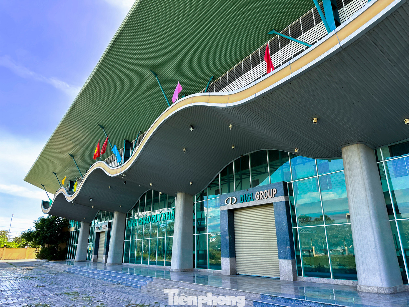 Theo thiết kế, bến xe có khả năng khai thác 800–1.000 lượt xe xuất bến mỗi ngày, được trang bị đầy đủ các hạng mục như nhà chờ, phòng vé, bãi đỗ xe, trạm y tế, khu dịch vụ, nhà nghỉ... Tuy nhiên, sau hơn 10 năm hoạt động, bến xe vẫn rơi vào cảnh đìu hiu.