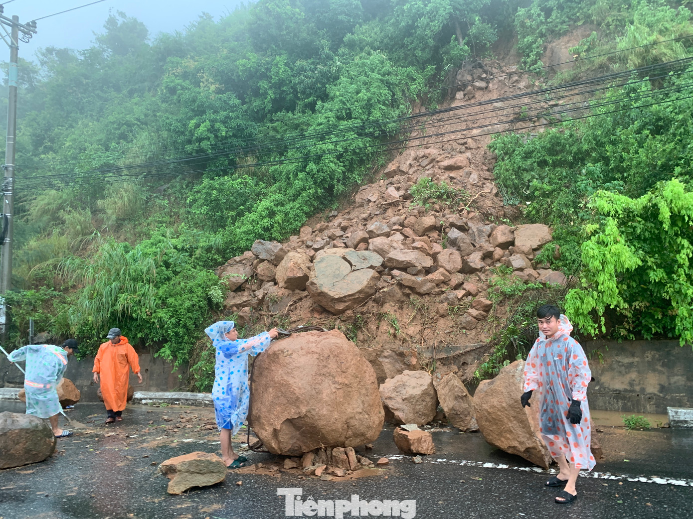 Trước tình hình thời tiết vẫn còn diễn biến phức tạp, BQL bán đảo Sơn Trà khuyến cáo người dân và du khách tạm thời không di chuyển lên các tuyến đường dẫn lên bán đảo Sơn Trà, nhất là vào thời điểm mưa lớn hoặc ban đêm, dừng tham quan tuyến Yết Kiêu - đỉnh Bàn Cờ để đảm bảo an toàn.