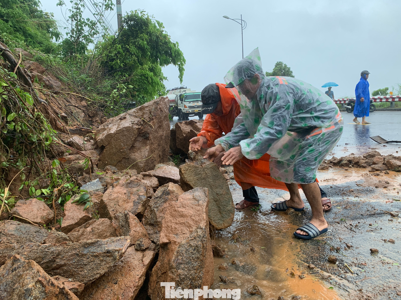Công ty CP Quản lý cầu đường Đà Nẵng đã có mặt từ sáng sớm để khắc phục các điểm sạt lở, đảm bảo giao thông khu vực lên Sơn Trà.