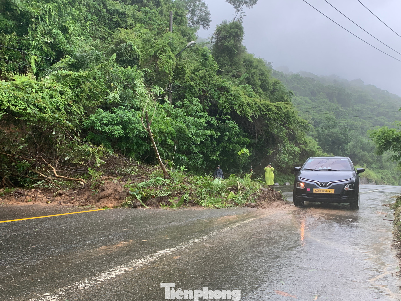 Ghi nhận trong sáng 12/6, dọc tuyến đường lên bán đảo Sơn Trà, hàng chục mét khối đất đá từ taluy dương đổ ập xuống mặt đường. Một số điểm còn xuất hiện hiện tượng nứt toác, tiềm ẩn nguy cơ tiếp tục sạt lở nếu mưa còn kéo dài.