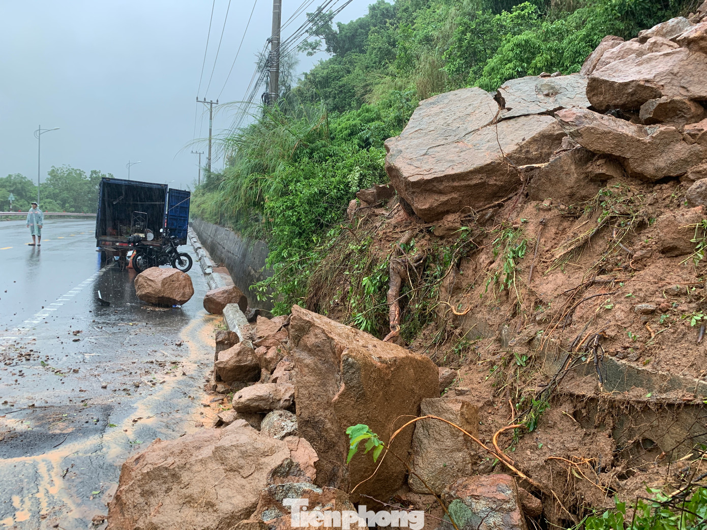 Nhiều điểm sạt lở đất đá đổ xuống đường, cây cối ngã đổ.
