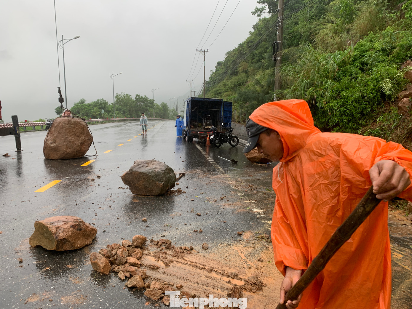 Tuyến đường Hoàng Sa, đoạn từ nút giao Hoàng Sa - Lê Văn Lương đến trước Khu nghỉ dưỡng InterContinental ghi nhận 4 điểm sạt lở, đá lăn.