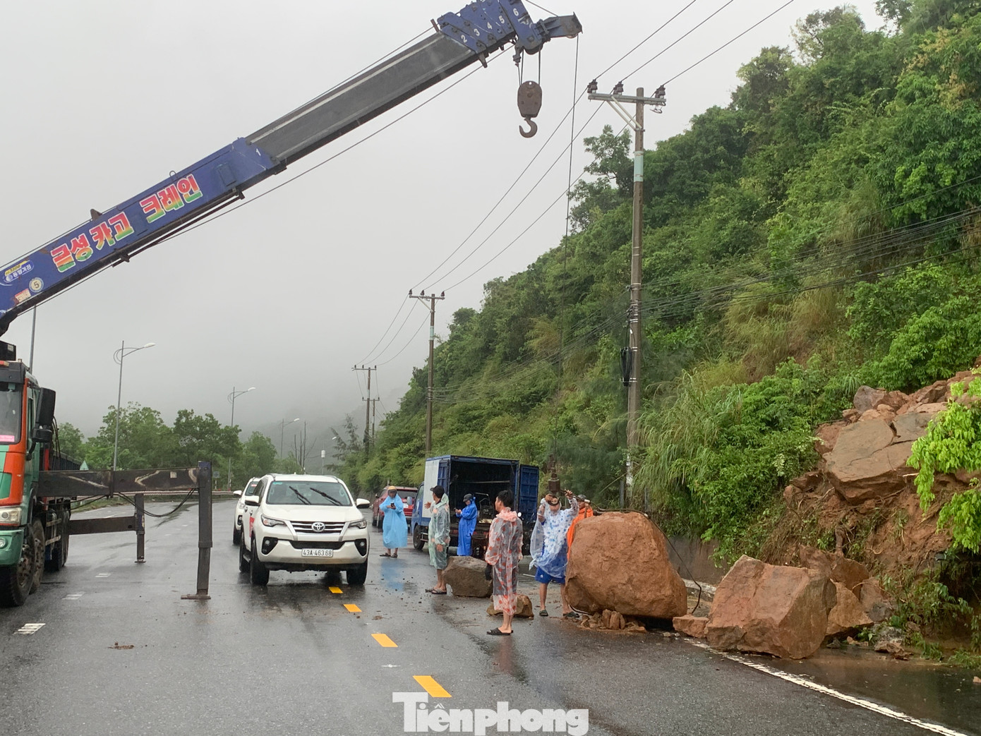 "Hiện công ty đã huy động nhiều phương tiện cơ giới để xử lý khối lượng đất đá và cây gãy đổ tại các điểm sạt lở. Việc khắc phục đang được triển khai khẩn trương, dự kiến sẽ cơ bản thông tuyến trong ngày nếu thời tiết không diễn biến xấu thêm", ông Vũ thông tin.