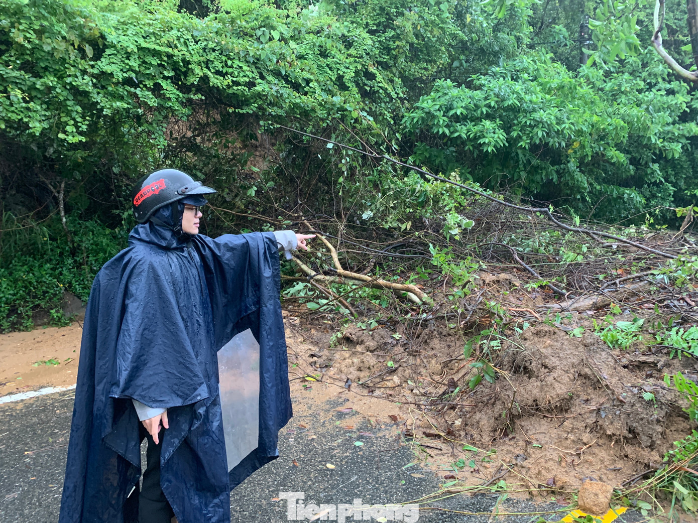 Anh Đoàn Minh (trú quận Sơn Trà) cho biết: "Từ đêm qua đến sáng nay mưa rất to, nước từ trên núi đổ về như suối. Sáng ra thì thấy đất đá đổ xuống chặn cả đường lên Sơn Trà. Năm nào mưa lớn cũng bị sạt thế này, rất nguy hiểm”.