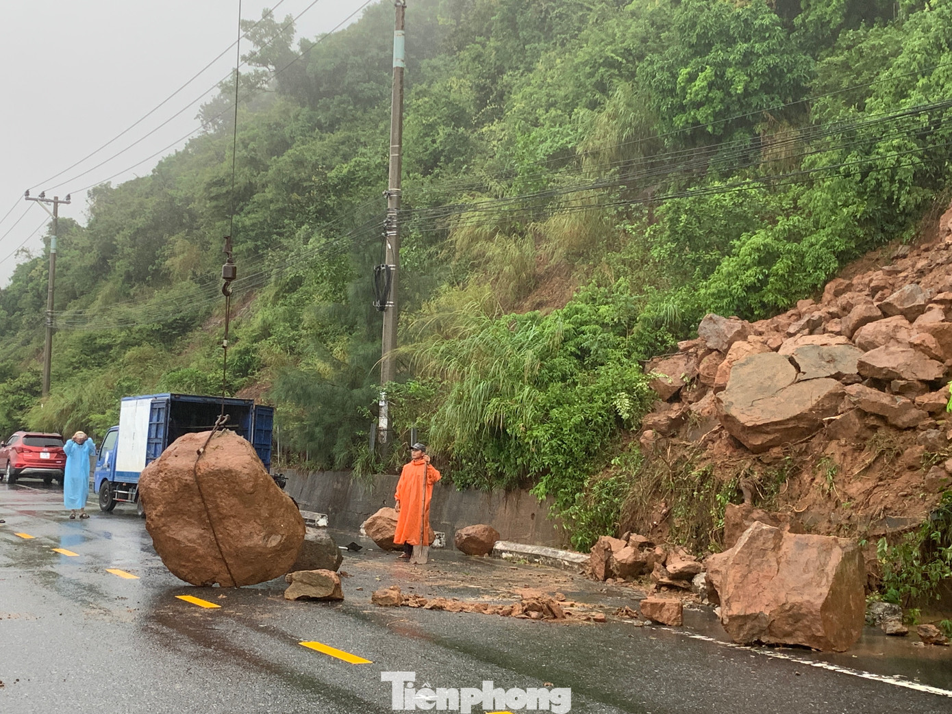 Công ty CP Quản lý cầu đường Đà Nẵng đã có mặt từ sáng sớm để khắc phục các điểm sạt lở, đảm bảo giao thông khu vực lên Sơn Trà.