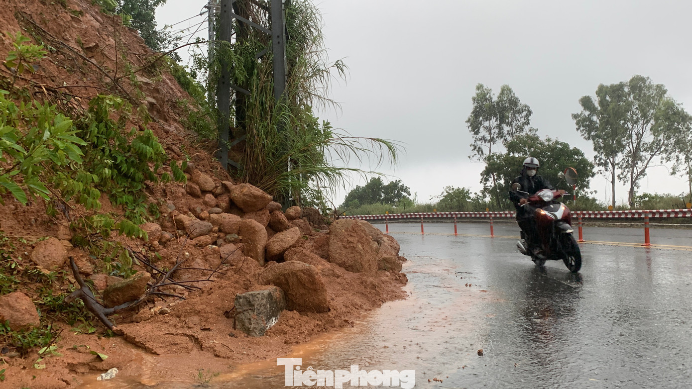 Ông Nguyễn Văn Vũ - Phó Giám đốc Xí nghiệp Quản lý đường, Công ty CP Cầu đường Đà Nẵng cho biết: Từ sáng sớm, công ty đã cử lực lượng lên các khu vực bị sạt lở để khắc phục, đảm bảo giao thông. Hiện tuyến đường lên Sơn Trà có khoảng 10 điểm sạt lở. Đơn vị sẽ sớm khắc phục trong ngày hôm nay, tập trung ưu tiên các điểm nguy hiểm, có nguy cơ trượt đá xuống đường.
