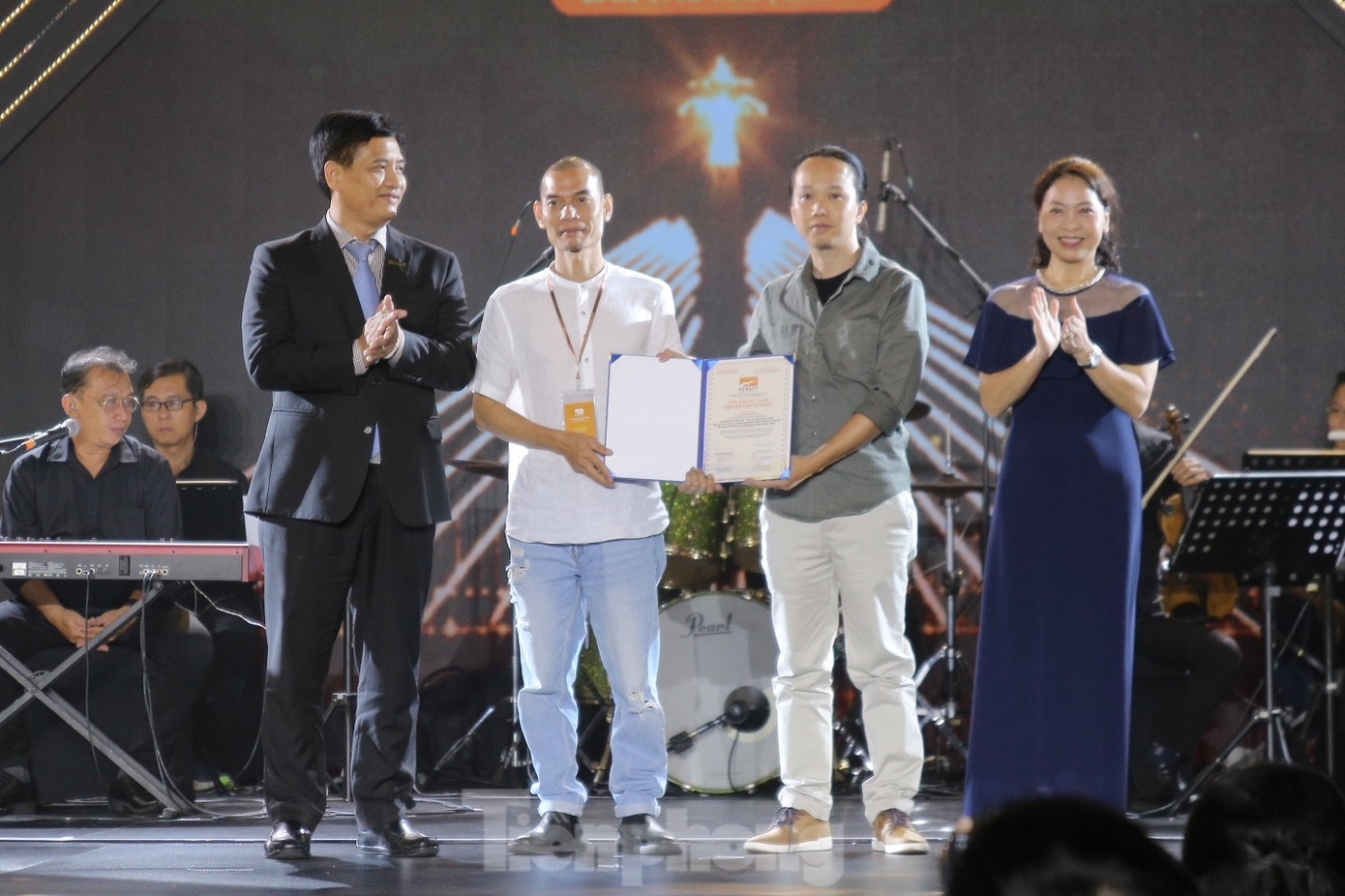 Chùm phim hoạt hình Cá chép của ông Táo/ Đội lân sư nhí nhố/Độc lạ làng khoai được trao giải Phim Việt Nam được khán giả yêu thích nhất do khán giả bình chọn. Chùm phim hoạt hình Cá chép của ông Táo/ Đội lân sư nhí nhố/Độc lạ làng khoai được trao giải Phim Việt Nam được khán giả yêu thích nhất do khán giả bình chọn.