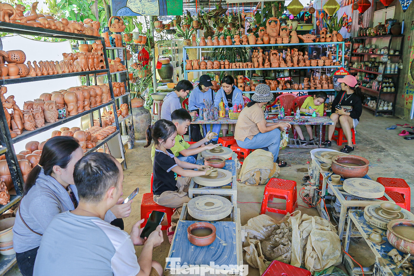 Làng gốm Thanh Hà tọa lạc bên dòng sông Thu Bồn, cách trung tâm phố cổ Hội An (tỉnh Quảng Nam) khoảng 3km về phía Tây, là một trong những điểm đến hấp dẫn không thể thiếu trong các chuyến du lịch Hội An của nhiều người.