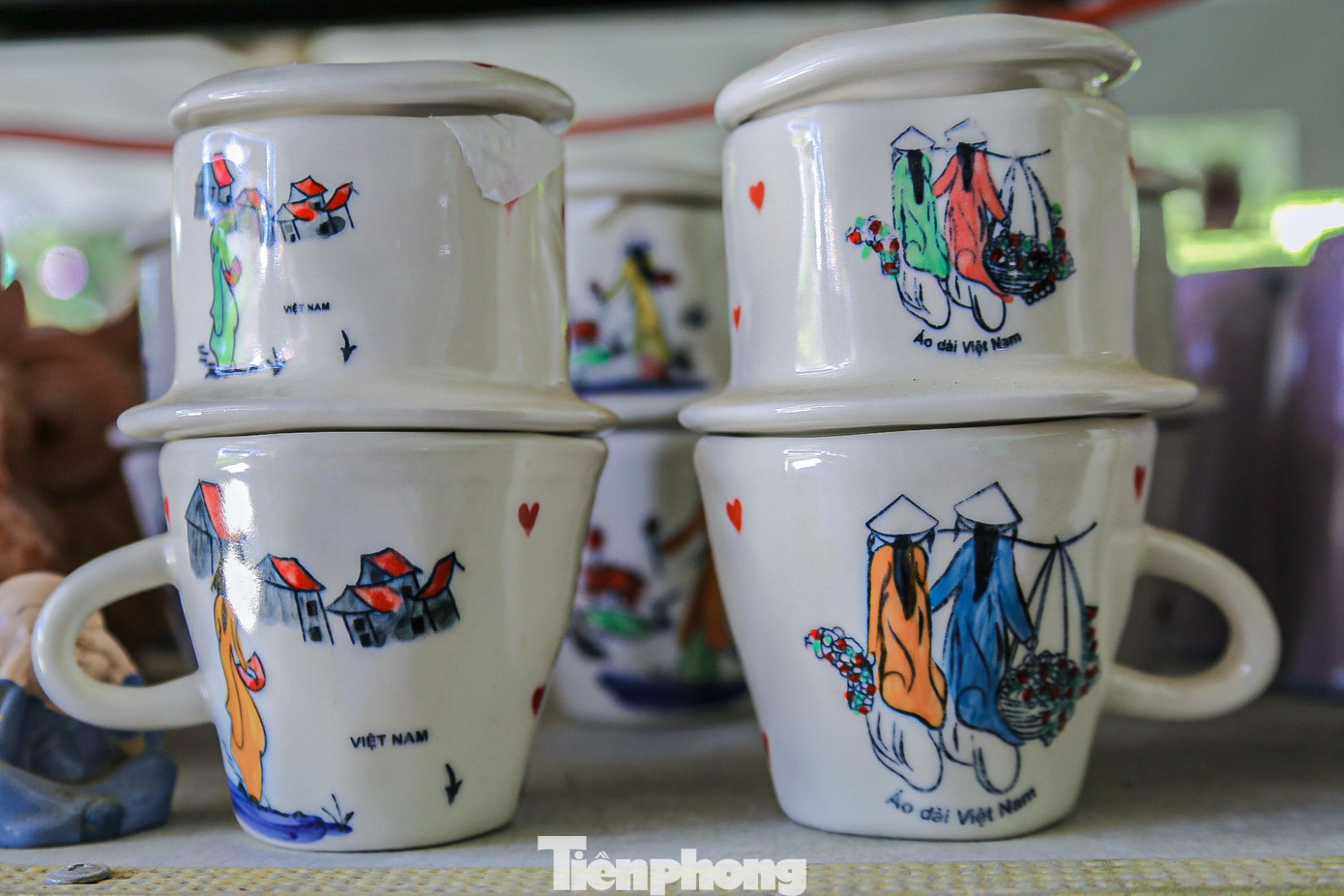 Theo chị Linh, sản phẩm chị làm chủ yếu là các đồ dùng phục vụ đời sống sinh hoạt hằng ngày như ly, chén, bát, chum, bình hoa, hình thù các con vật... mang nhiều kiểu dáng, màu sắc phong phú và đa dạng. Mỗi sản phẩm làm ra sẽ được bán từ 10.000 - 200.000 đồng tùy vào mẫu mã.