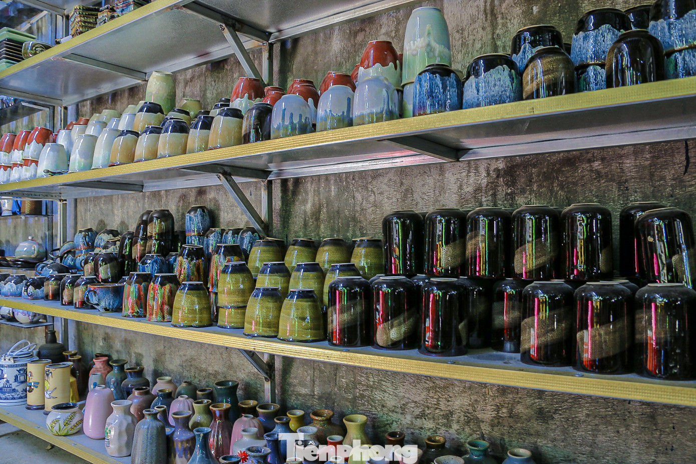 Theo chị Linh, sản phẩm chị làm chủ yếu là các đồ dùng phục vụ đời sống sinh hoạt hằng ngày như ly, chén, bát, chum, bình hoa, hình thù các con vật... mang nhiều kiểu dáng, màu sắc phong phú và đa dạng. Mỗi sản phẩm làm ra sẽ được bán từ 10.000 - 200.000 đồng tùy vào mẫu mã.