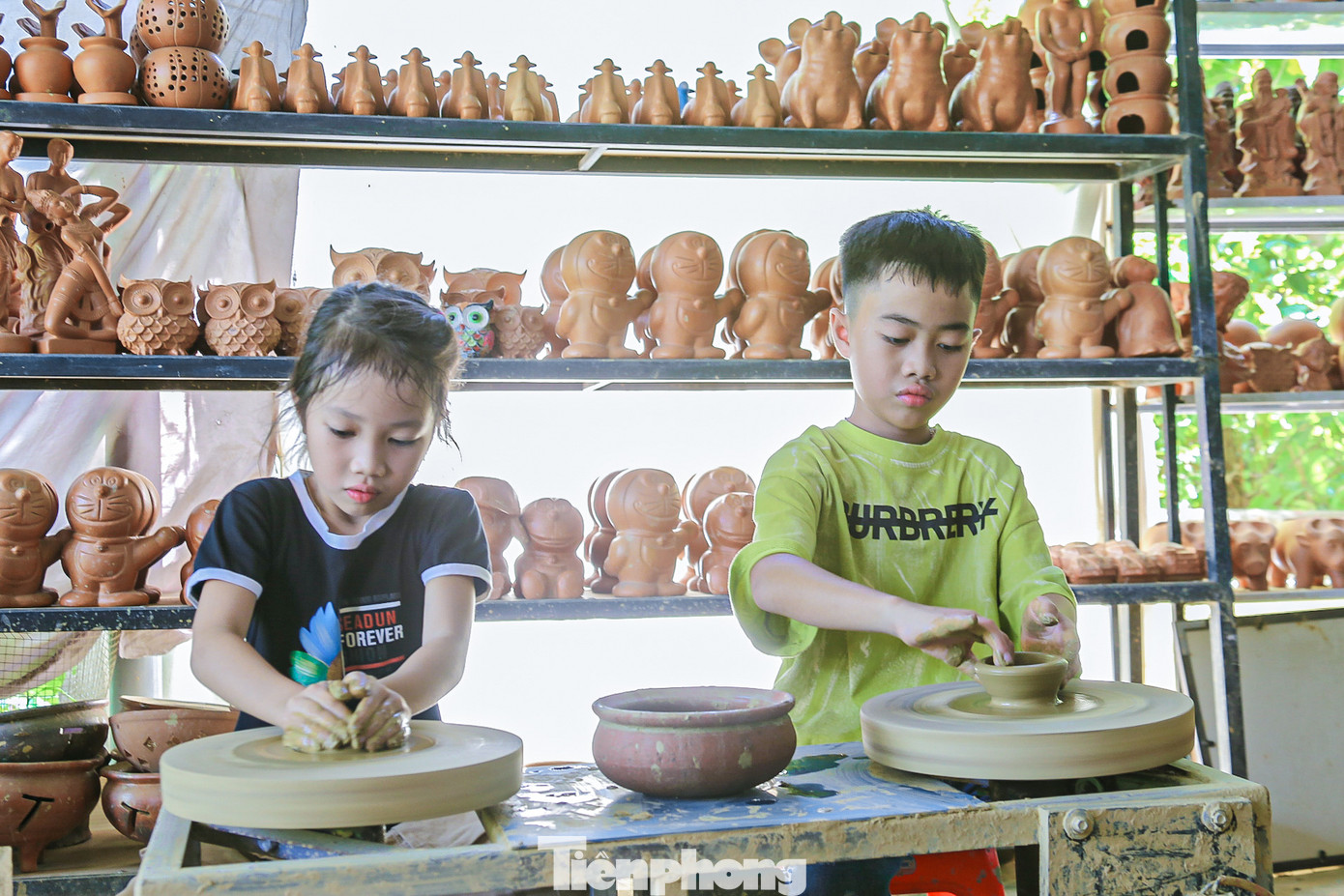 Nhiều em nhỏ tự tay làm ra sản phẩm mà mình yêu thích.