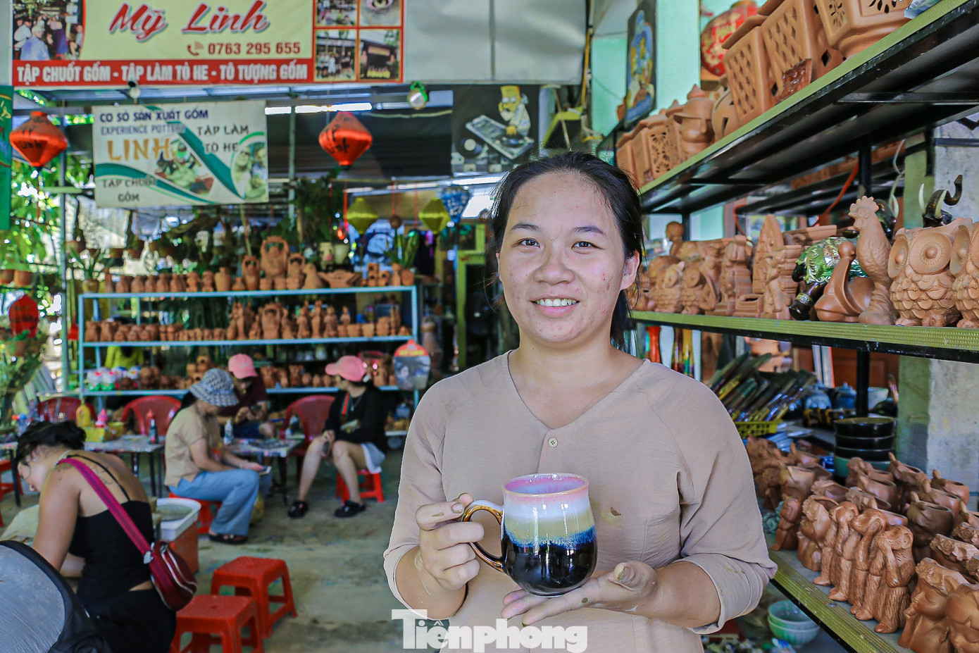 Chị Nguyễn Thị Mỹ Linh - phường Thanh Hà, TP. Hội An, chủ cơ sở làm gốm - cho biết cơ sở của chị lúc nào cũng đông khách, mỗi ngày chị tiếp rất nhiều đoàn khách tham quan cũng như hướng dẫn cho những khách muốn tự tay mình làm ra sản phẩm.