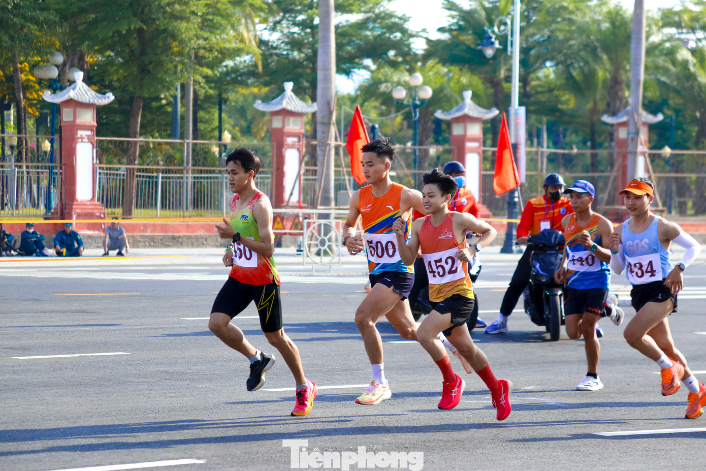 Hơn 800 vận động viên tham gia tranh tài trong sáng 12/4.