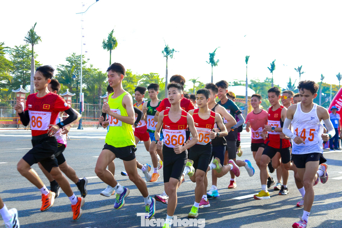 Hơn 800 vận động viên tham gia tranh tài trong sáng 12/4.