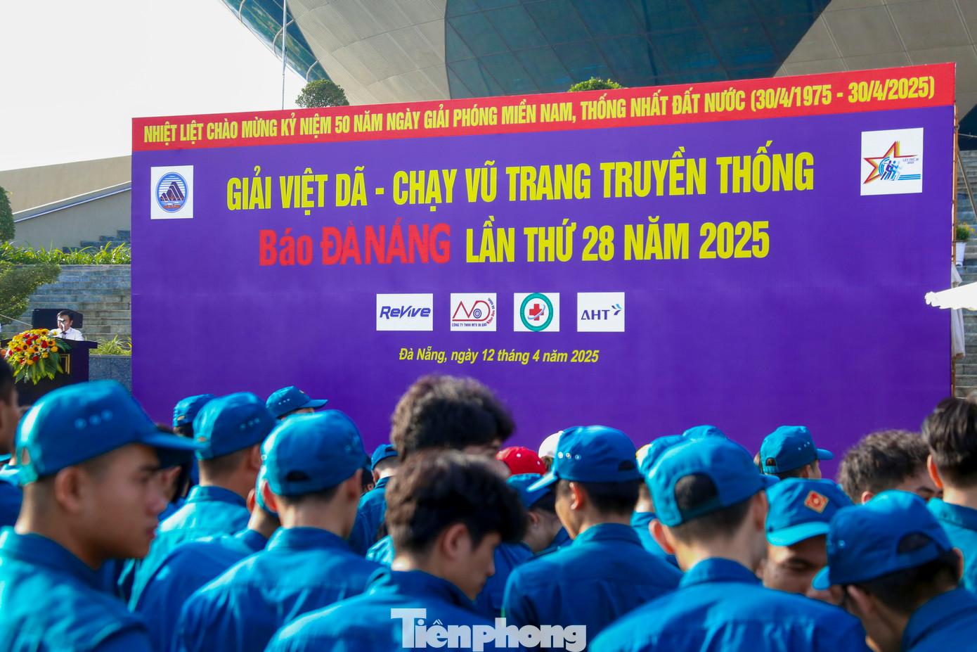 Giải Việt dã - chạy Vũ trang truyền thống Báo Đà Nẵng lần thứ 28 tổ chức tại Cung thể thao Tiên Sơn.