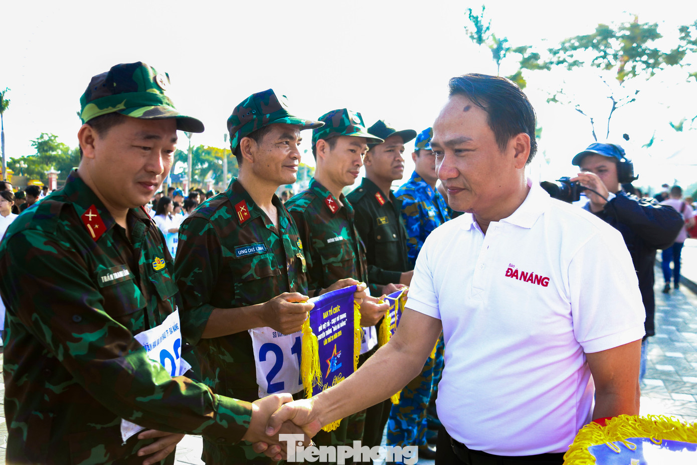 Ông Nguyễn Đình Vĩnh - Phó Bí thư Thường trực Thành ủy thành phố Đà Nẵng tặng cờ lưu niệm cho các đơn vị dự giải.