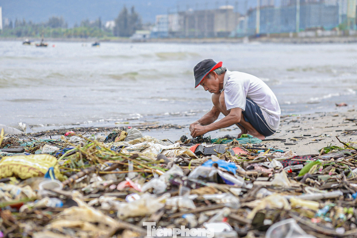 Rác thải trải dài dọc bờ biển Nguyễn Tất Thành bốc mùi hôi, ô nhiễm.