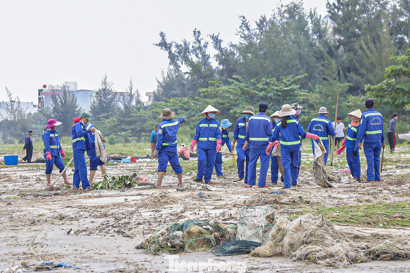 Công nhân vệ sinh môi trường và phương tiện được huy động để dọn dẹp trong sáng 28/10.