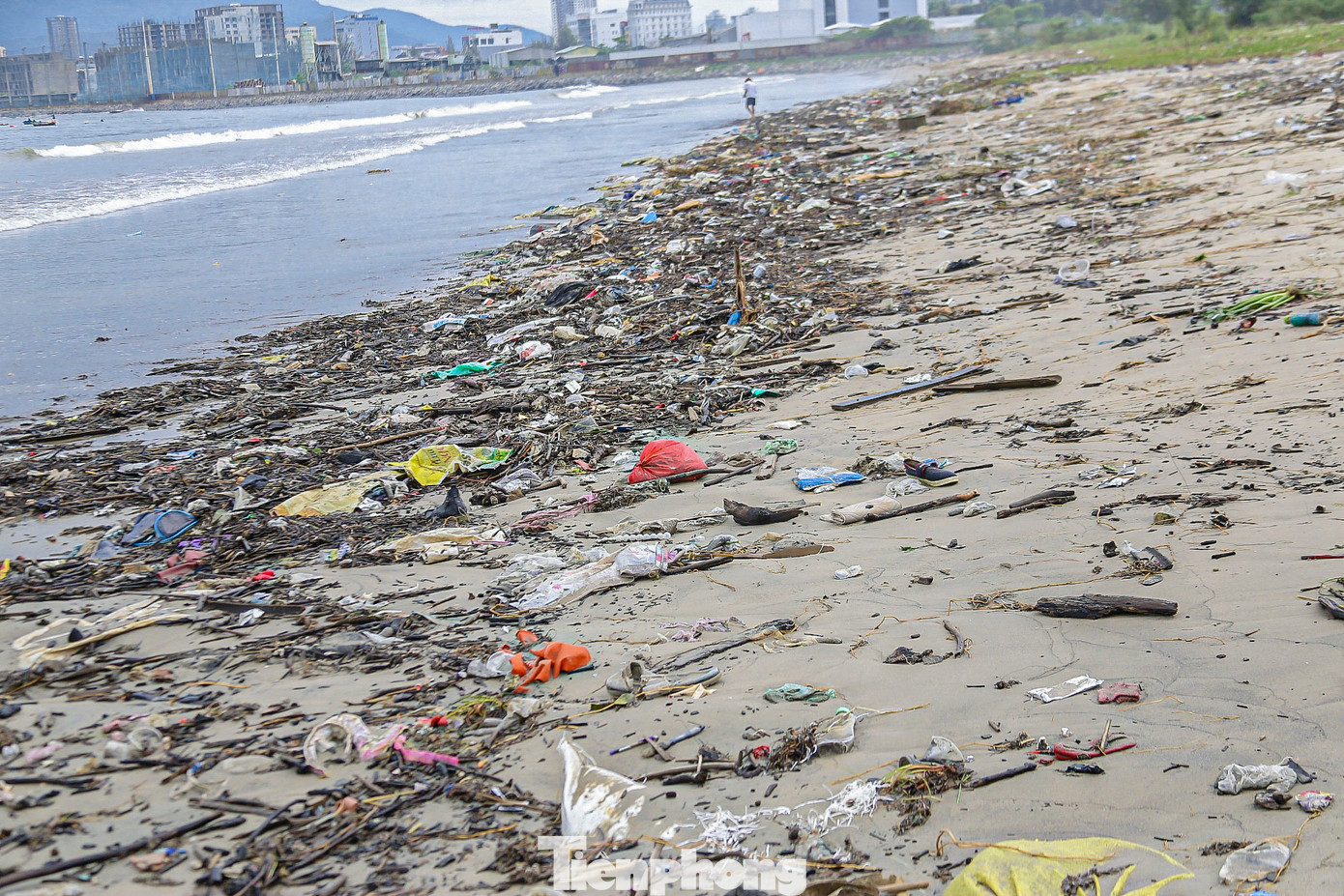 Theo ghi nhận của Tiền Phong, bờ biển dọc tuyến đường Nguyễn Tất Thành (Đà Nẵng) sau cơn bão số 6, rác thải như kim tiêm, cây củi, bao ni lon, chai nhựa, đồ dùng sinh hoạt... tấp vào bờ gây ô nhiễm, bốc mùi hôi.