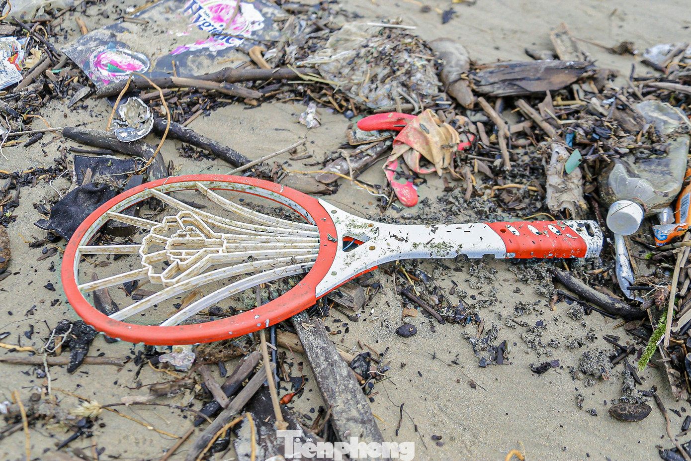 Dọc bờ biển số lượng lớn rác tấp vào bờ chủ yếu là chai nhựa, bao ni lon, kim tiêm...