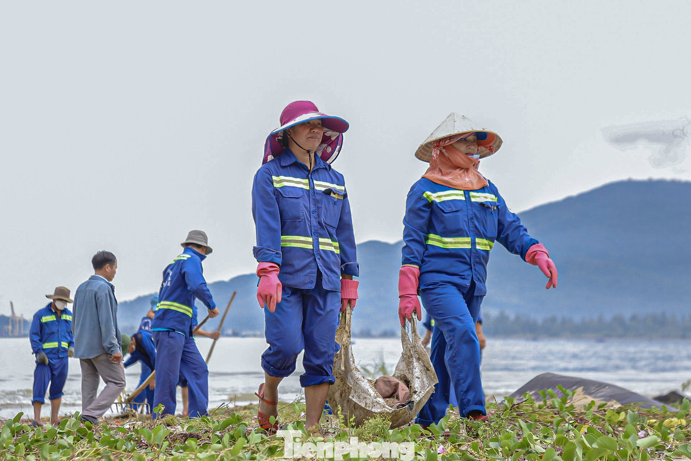 Công nhân vệ sinh môi trường và phương tiện được huy động để dọn dẹp trong sáng 28/10.
