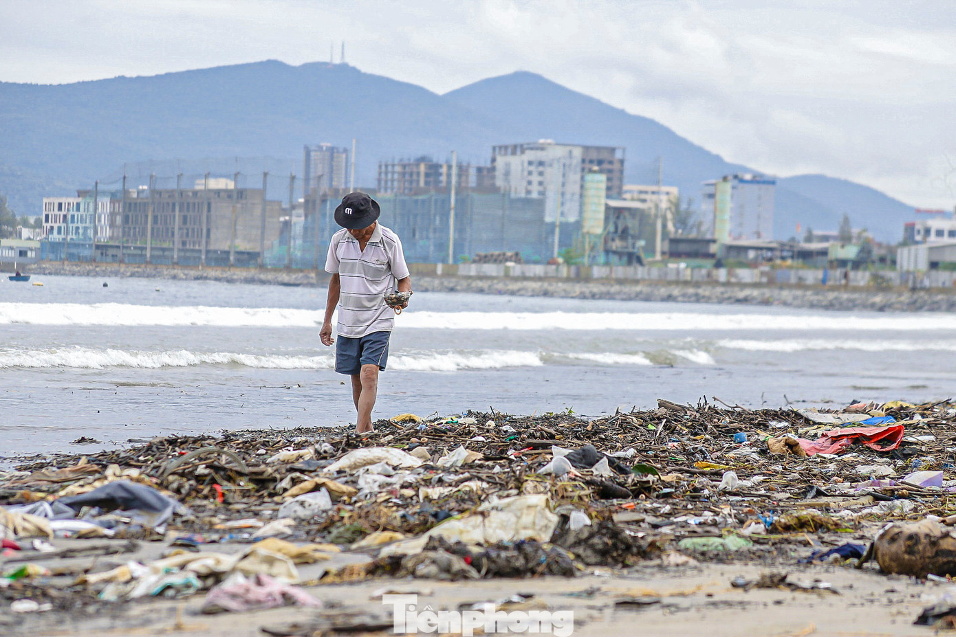 Theo người dân, do mưa lớn trong đợt bão vừa qua đã làm rác thải dạt vào bờ biển tạo thành hàng dài nằm ngổn ngang. "Từ sáng sớm, nhiều công nhân vệ sinh môi trường đã được huy động đến dọn dẹp, nhưng lượng rác nhiều nên đến giờ vẫn chưa dọn xong", ông Minh - một người dân cho biết.