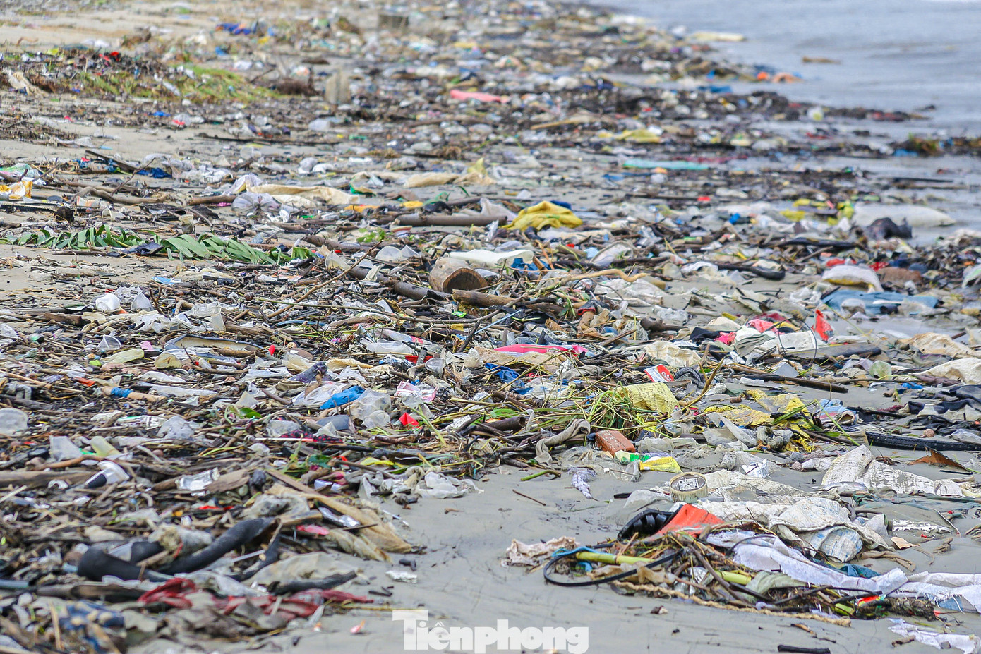 Theo ghi nhận của Tiền Phong, bờ biển dọc tuyến đường Nguyễn Tất Thành (Đà Nẵng) sau cơn bão số 6, rác thải như kim tiêm, cây củi, bao ni lon, chai nhựa, đồ dùng sinh hoạt... tấp vào bờ gây ô nhiễm, bốc mùi hôi.