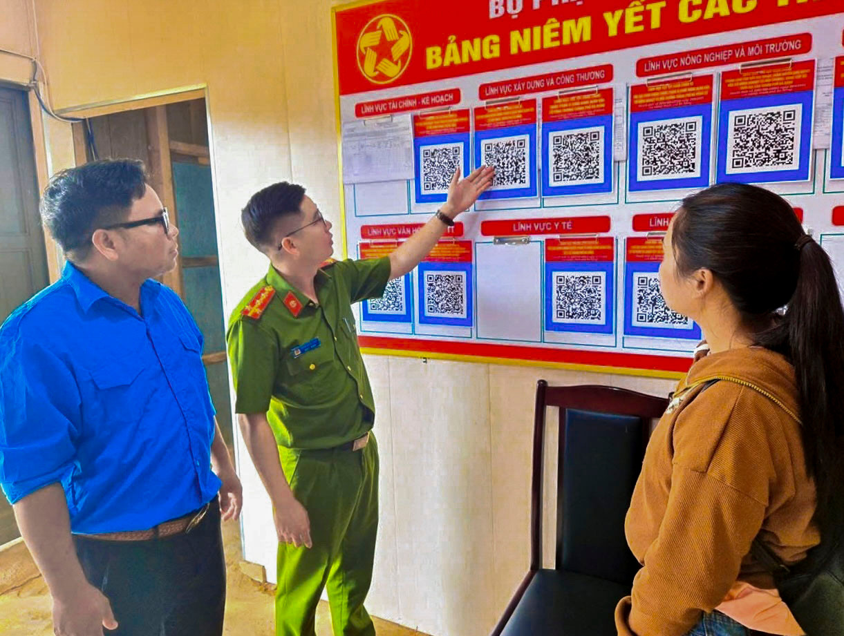 "Nhiều người dân lần đầu làm quen với máy tính, điện thoại thông minh, còn e ngại hoặc không biết sử dụng. Đoàn viên thanh niên chúng tôi không chỉ hướng dẫn một lần mà đồng hành từng bước, giúp bà con quen dần với môi trường số", Zơrâm Sa chia sẻ.