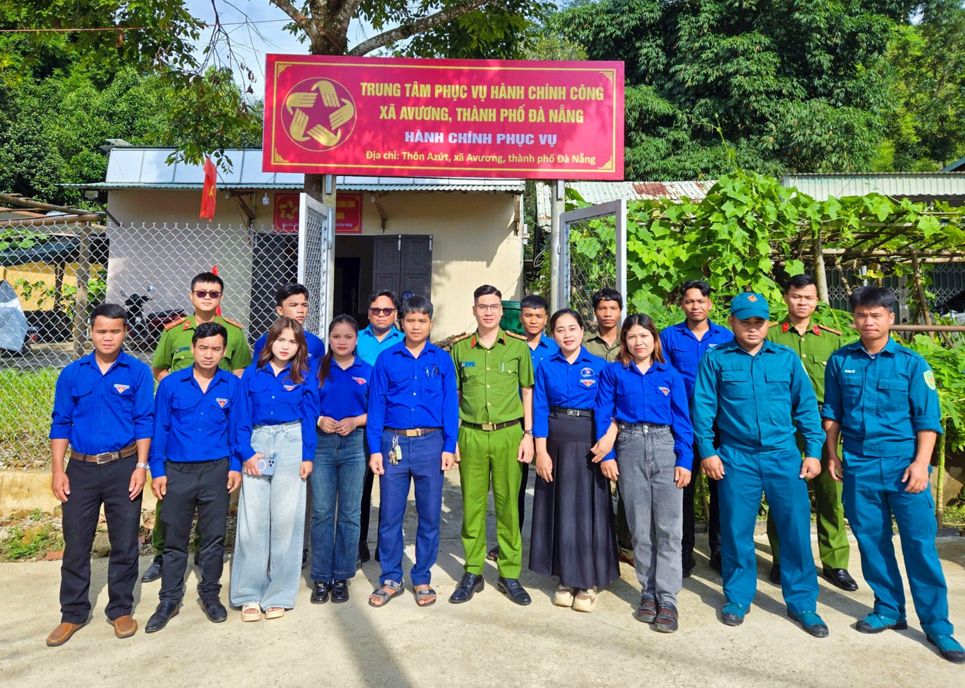 Những ngày này, đoàn viên, thanh niên xã A Vương đã trở nên quen thuộc với người dân địa phương. Không chỉ hỗ trợ bà con thực hiện các thủ tục hành chính trực tuyến, lực lượng thanh niên còn đóng vai trò cầu nối trong việc đưa công nghệ số đến gần hơn với người dân vùng cao, góp phần vận hành hiệu quả mô hình chính quyền địa phương 2 cấp mà TP. Đà Nẵng đang triển khai.